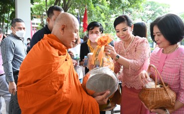 พิธีทำบุญตักบาตรเนื่องในโอกาสวันขึ้นปีใหม่ พุทธศักราชใหม่ ... Image 4