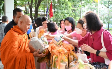 พิธีทำบุญตักบาตรเนื่องในโอกาสวันขึ้นปีใหม่ พุทธศักราชใหม่ ... Image 5