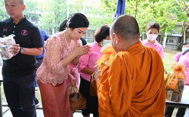 พิธีทำบุญตักบาตรเนื่องในโอกาสวันขึ้นปีใหม่ พุทธศักราชใหม่ ... Image 10