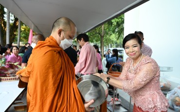 พิธีทำบุญตักบาตรเนื่องในโอกาสวันขึ้นปีใหม่ พุทธศักราชใหม่ ... Image 12