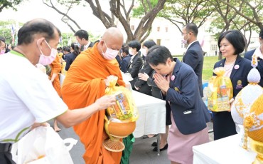 พิธีทำบุญตักบาตร และวางพานพุ่มถวายสักการะฯ ... Image 21