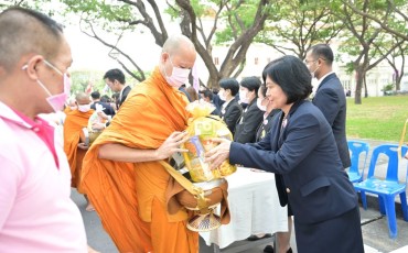 พิธีทำบุญตักบาตร และวางพานพุ่มถวายสักการะฯ ... Image 22