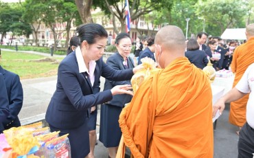 พิธีทำบุญตักบาตร และวางพานพุ่มถวายสักการะฯ ... Image 25