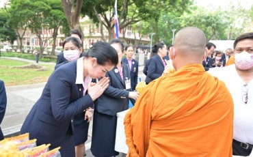 พิธีทำบุญตักบาตร และวางพานพุ่มถวายสักการะฯ ... Image 26