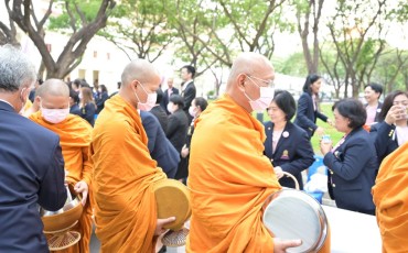 พิธีทำบุญตักบาตร และวางพานพุ่มถวายสักการะฯ ... Image 32